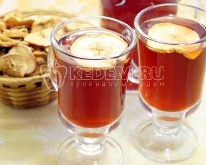 Компот из сушеных яблок и замороженной вишни