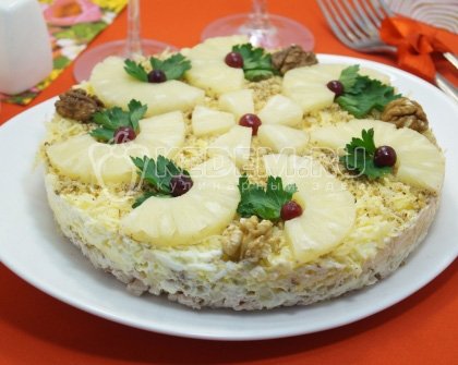 Салат с ананасами, курицей и сыром