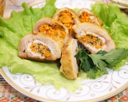 Рулет из окорочка с морковью по-корейски