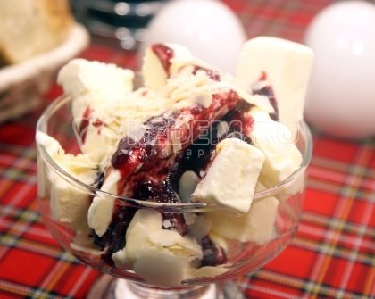 Мороженое с брусничным джемом