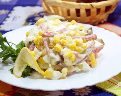 Салат с маринованными огурцами