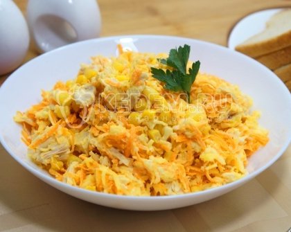 Салат с курицей, морковью и сыром с чесноком