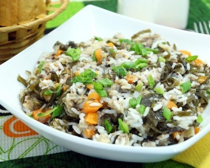 Салат с рисом и рыбными консервами