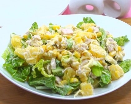 Салат из пекинской капусты с курицей и ананасами
