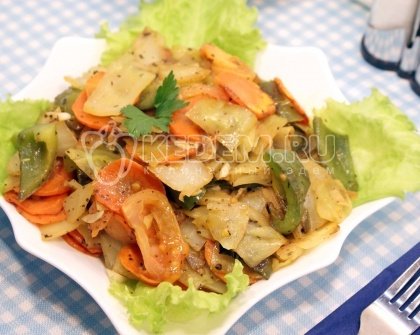 Тушеная капуста с овощами
