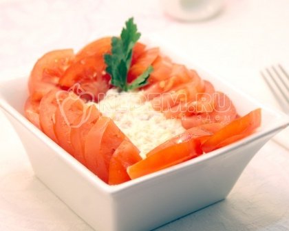 Салат с красной рыбой и сыром