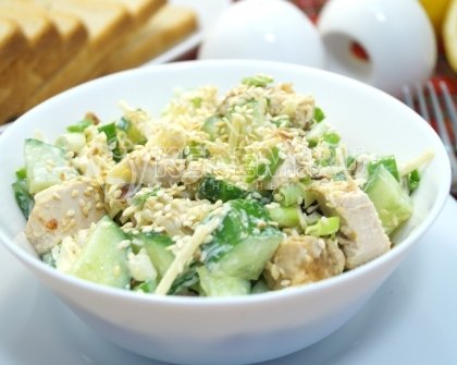 Салат с курицей, свежим огурцом и сыром пармезан