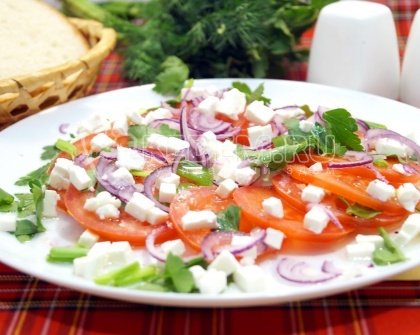 Салат с брынзой и помидорами