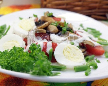 Салат с жареными шампиньонами