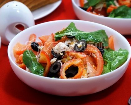 Салат с отварной курицей и свежими овощами