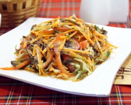 Салат из морской капусты с овощами