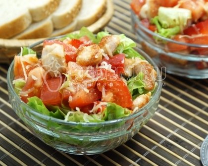 Салат с курицей, помидорами и сыром