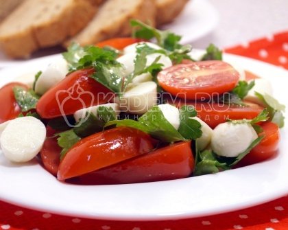 Салат с моцареллой и черри