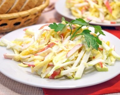 Салат с крабовыми палочками, сыром и яблоками