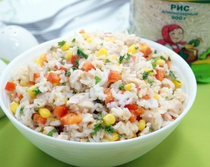 Салат с рисом, копченой курицей и овощами