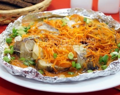 Минтай с овощами в духовке