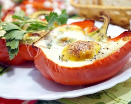 Перец в духовке с сыром и яйцом