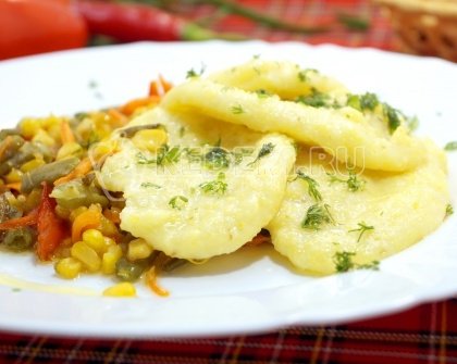 Кукурузная полента с овощами
