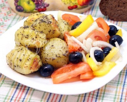 Пряный картофель с салатом