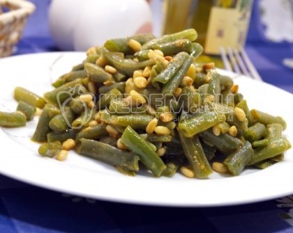 Стручковая фасоль с кедровыми орешками