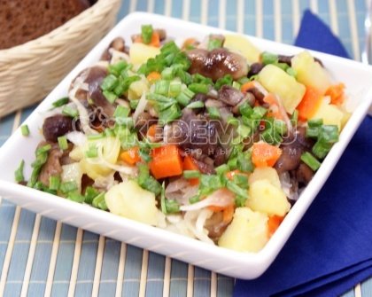 Салат с маринованными опятами