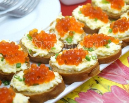 Бутерброды с красной икрой и плавленым сыром