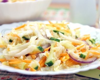 Простой салат из пекинской капусты