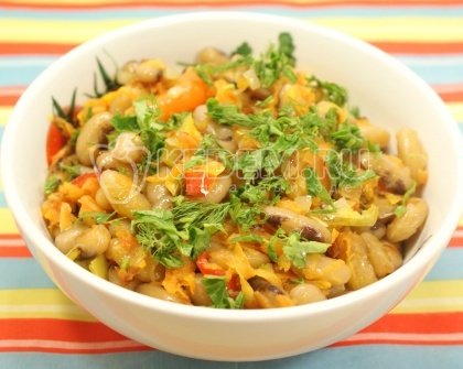 Фасоль с овощами на сковороде