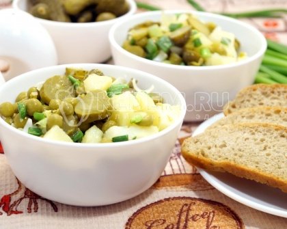 Картофельный салат с зелёным горошком
