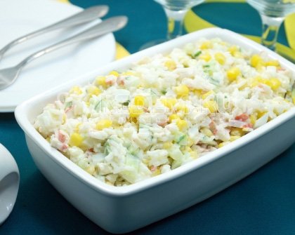 Крабовый салат с кукурузой